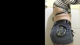 No Banheiro De Sainha Curta