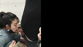 Ser het brunett suga kuk offentligt ute med flashing