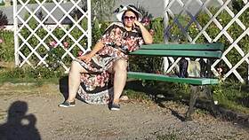 Hairy mature woman flashing her pussy in the park! So exhibitionist 😏