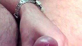 je me branle dans la voiture sur un parking public avec un gros monstre de bite