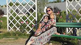 Hairy mature woman flashing her pussy in the park! So exhibitionist 😏