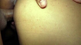 morena gostosa fode dois amigos safados em sexo a três, peituda com novinhos.