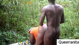 Измена с местным парнем для интенсивного уличного траха