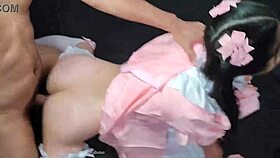 18歳のアジアンメイドがオイルで激しいピストンに叫ぶ