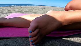 Tentación en playa nudista con el encanto irresistible de Sexydea al descubierto