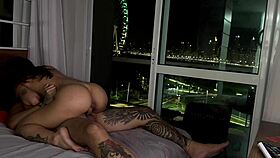 Sex toy com creampie na bucetinha apertada da tatuada