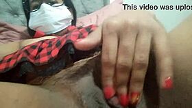 Deliciosa jovencta colegiala mostrando su coño cremoso con leche esperando que se la saquen