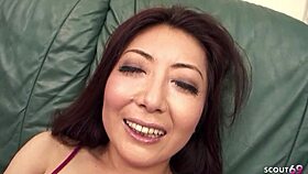 เฮ้ย แม่เลี้ยงญี่ปุ่นแก่โดนหลอกให้เย็ดกับเพื่อนร่วมชั้น!