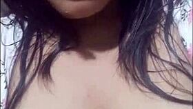 η ημιθεια μου ξεκινά αυτοσχέδιο πορνό παίζοντας με τον εαυτό της