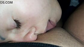 После того как я поссала, незнакомец страстно лизнул мою киску