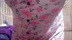 Moje nevlastní sestra začíná domácí porno a masturbuje se