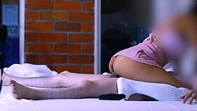 hermana mayor y el compañero de su hermanastro en el hotel donde se escaparon para escapar del mundo