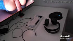 я поймал мачеху за мастурбацией, потом залил ее спермой после ее просьб