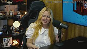 A branquinha da Viamms bent over on podcast table showing tiny panties and hot pussy so horny - Pépum no Barraco 🔥