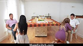 ลอลลี่ เดมส์ และ แซนดี้ เลิฟ วางแผนเสียวลูกชายเลี้ยงในปาร์ตี้ 4 คนสุดป่าเถื่อน