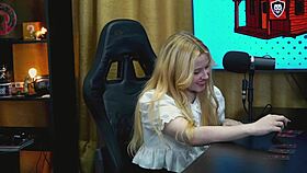 A branquinha da Viamms bent over on podcast table showing tiny panties and hot pussy so horny - Pépum no Barraco 🔥