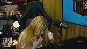 A branquinha da Viamms bent over on podcast table showing tiny panties and hot pussy so horny - Pépum no Barraco 🔥