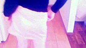 Trans cura Veronica trenira sa igračkama i dildima.