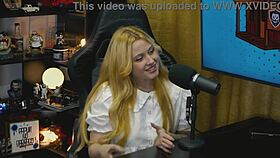 A branquinha da Viamms bent over on podcast table showing tiny panties and hot pussy so horny - Pépum no Barraco 🔥