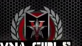 Tetek besar cougar Vicky Vette lingerie adegan cium