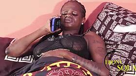 וואו, שחורה עסיסית הורמנית נזרקה על ידי שליח היום!