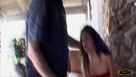 Questa donna bruna si fa scopare il culo dal compagno della sua migliore amica