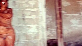 Mi madrastra me descubre viéndola cuando se ducha al aire libre