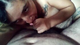 Puta latina es grabada por su esposa mientras le hace oral con su horny tattooed tits.