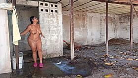 Mi madrastra me descubre viéndola cuando se ducha al aire libre