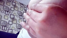 Veľké prírodné cicí roznietená latina miluje hrať si s prsiami