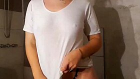 Española moviendo su buen culo en el baño