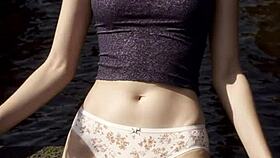 ランジェリーモデルがアムステルダムの運河沿いで優雅にポーズ