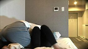 バイト先の先輩と激しく突き合ってる最中に電話がかかってきて焦っちゃう変態彼女