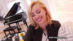 Vruća plavuša tinejdžerka 18+ spremna za hardcore porn