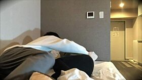 バイト先の先輩と激しく突き合ってる最中に電話がかかってきて焦っちゃう変態彼女