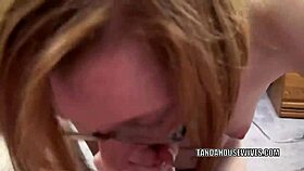 Wow, la MILF rousse Layla Redd tombe à genoux pour avaler cette bite !