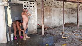 Mi madrastra me descubre viéndola cuando se ducha al aire libre