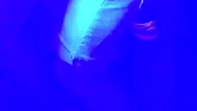 casada conhece dois novinhos na balada apronta na frente do corno leva eles embora pro carro e depois fode na rua completo red