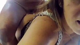 mia moglie pulisce in mutandine per poi farsi scopare dal marito