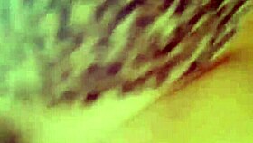 mia moglie pulisce in mutandine per poi farsi scopare dal marito