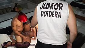 Bastidores da suruba com 2 casadas liberadas pelos maridos pra ir pro motel com amigos