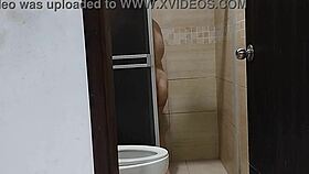 detr�s de c�maras mi casera me cobra la renta en el ba�o