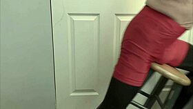 bodybuilder grinding in compression tights