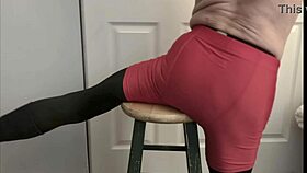 bodybuilder grinding in compression tights