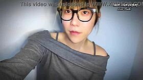 Ασιατική ladyboy σε καλσόν παίζει αναλ με παιχνίδια για καυτή εκσπερμάτιση.