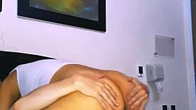 La vecina joven seduce al vecino mayor en su habitación mientras sus cónyuges están en una cena de gala