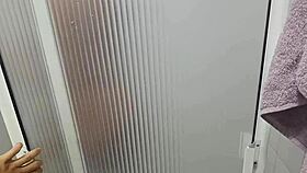 espío a mi madrastra en el baño y grabo todo