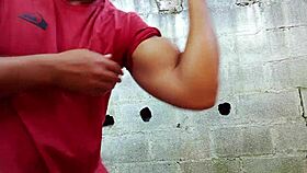 Yuri Gaúcho, the Brazilian bear, gives a handjob leading to cumload