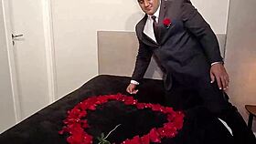 Brasilian pornotähti Yuri Gaucho saa ison pomo cumshotin kotitekoisessa soolo kohtauksessa