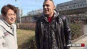 Pantat gede Sarah Kay kena cumshot di tempat umum